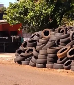 Pneu acumulados geram preocupação no Jardim Alvorada, Cascavel