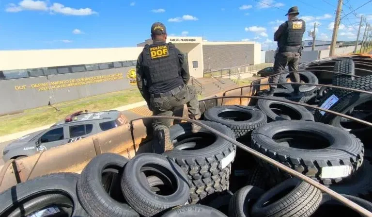Dof captura carreta com 165 pneus contrabandeados em Maracaju