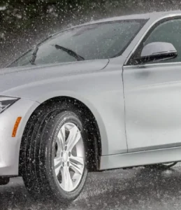 Pneus em dia diminuem riscos em estradas molhadas