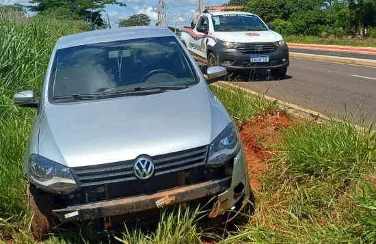 Carro sai da pista após estouro de pneus em Fernandópolis/SP