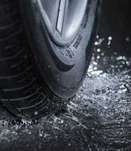 Alerta sobre pneus na chuva: verão 2026 com calor e chuvas intensas