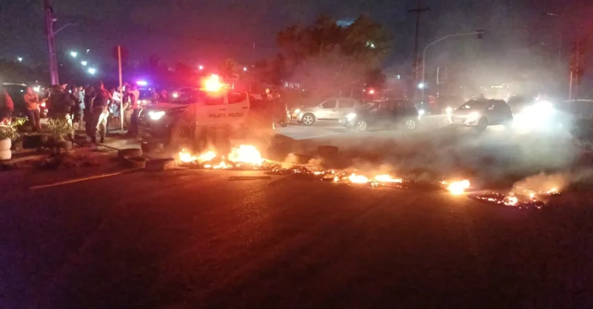 Manifestantes bloqueiam BR-101 em Natal por mulher desaparecida