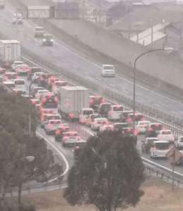 Congestionamento de 23 km no Japão por carros com pneus comuns na neve